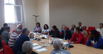 Η Aili Labanino, η οποία είναι κόρη ενός από τους 5 Κουβανούς Πατριώτες πραγματοποίησε σήμερα επίσκεψη στο ΠΑΜΕ