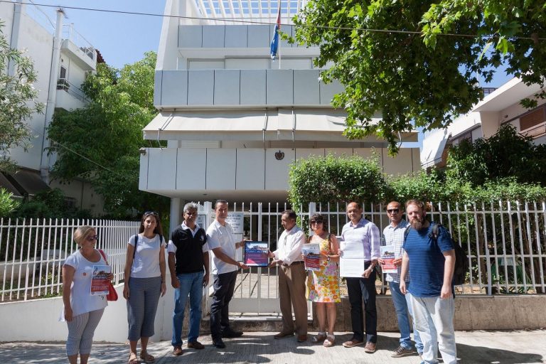 Η ΠΣΟ και το ΠΑΜΕ σήμερα πραγματοποίησε παράσταση αλληλεγγύης στα πλαίσια της Ημέρας Δράσης «Η Κούβα δεν είναι μόνη της», στην Πρσβεία της Κούβας