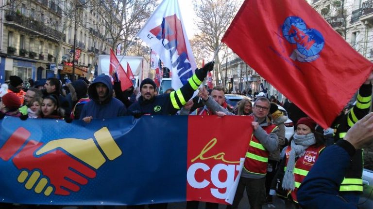 Οι Σημαίες του ΠΑΜΕ στον ουρανό της Γαλλίας