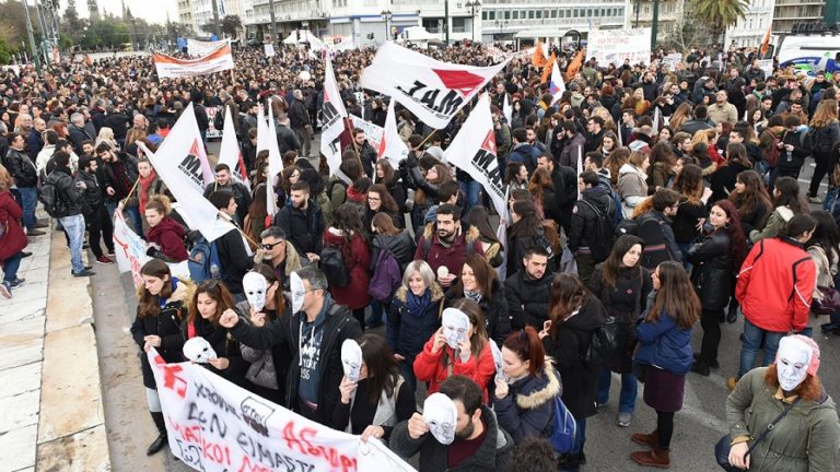 Masiva protesta de huelga de los docentes en Atenas