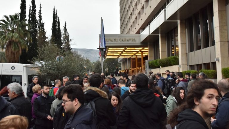 Κινητοποίηση έξω από το ξενοδοχείο Caravel όπου πραγματοποιείται το Συνέδριο φιάσκο της ΟΙΥΕ