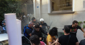 Η Κυβέρνηση Με ΜΑΤ και Βία προωθεί τους Πλειστηριασμούς Λαϊκών Σπιτιών (VIDEO-ΦΩΤΟ)