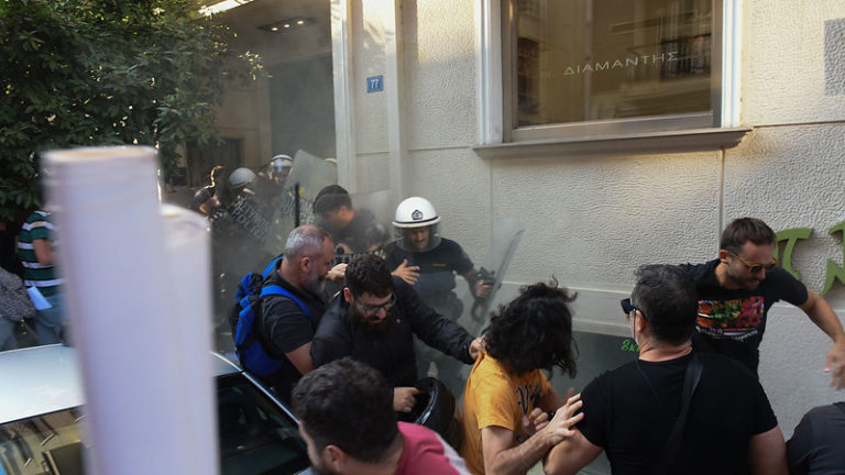 Η Κυβέρνηση Με ΜΑΤ και Βία προωθεί τους Πλειστηριασμούς Λαϊκών Σπιτιών (VIDEO-ΦΩΤΟ)