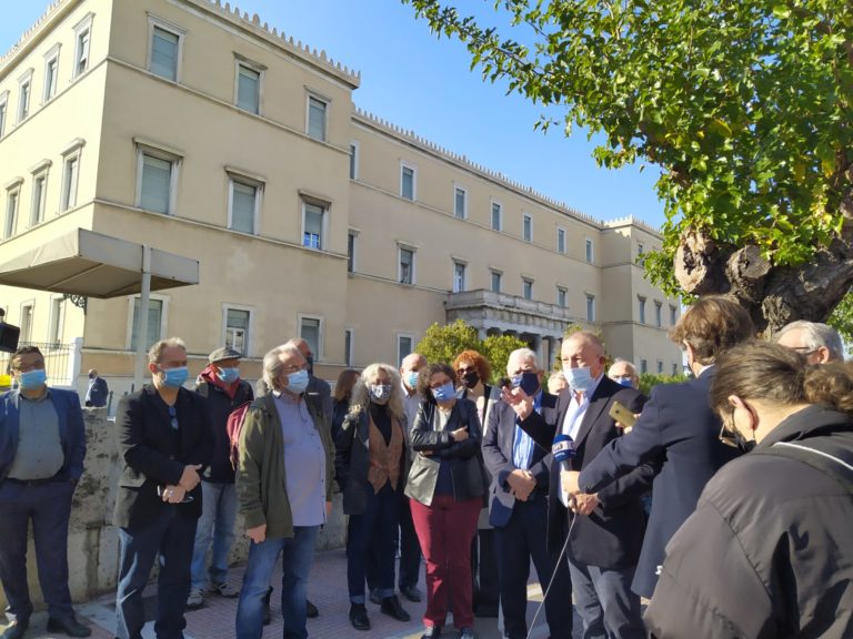 Παρέμβαση – Κατάθεση υπογραφών ενάντια στην απαγόρευση του εορτασμού της 17ης Νοέμβρη(VIDEO-ΦΩΤΟ)