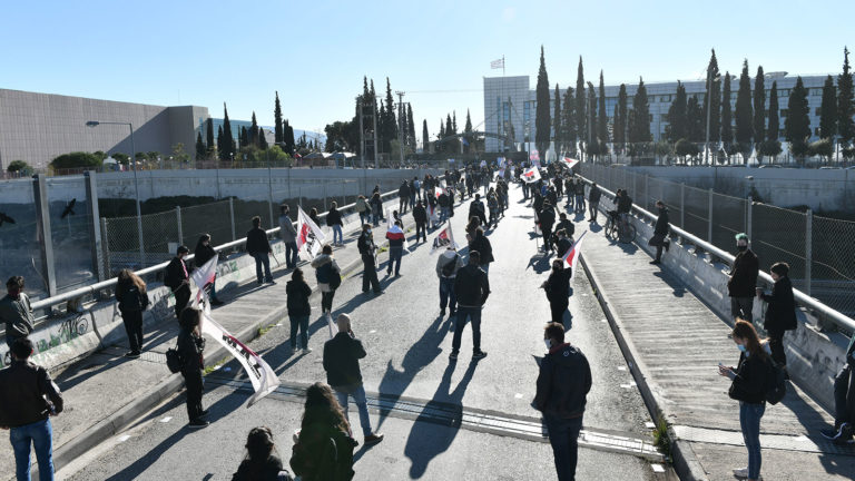 Κινητοποίηση εκπαιδευτικών-γονέων-φοιτητικών συλλόγων στο Υπ.Παιδείας για μέτρα προστασίας στα σχολεία και απόσυρση του νομοσχεδίου για την Ανώτατη Εκπαίδευση(ΦΩΤΟ-VIDEO)