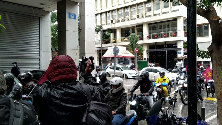 “Στιγμιότυπο: Η μοτοπορεια εργαζομένων επισιτισμού στο υπουργείο οικονομικών”. Αλληλεγγύη στις συμβασιούχες καθαρίστριες στο Υπ. Οικονομικών