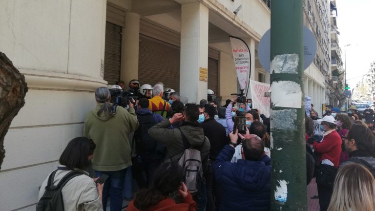 Επίθεση με χημικά και γκλομπς στην συγκέντρωση υγειονομικών στο Υπ.Υγείας(VIDEO-ΦΩΤΟ)