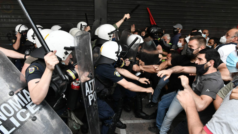 Επίθεση ΜΑΤ στην παράσταση διαμαρτυρίας των Οικοδόμων στο Υπ.Εργασίας(ΦΩΤΟ-VIDEO)