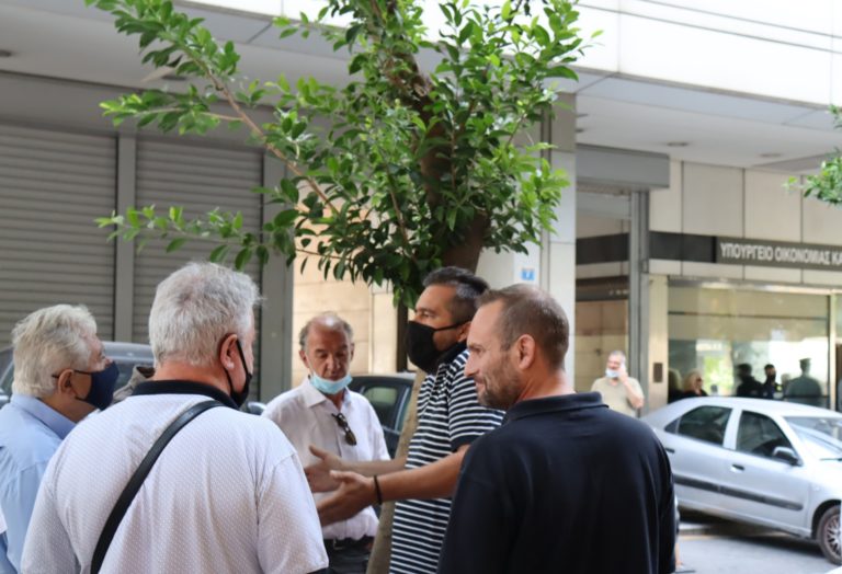 Παράσταση διαμαρτυρίας εργαζομένων της ΛΑΡΚΟ στο Υπ.Οικονομικών(ΦΩΤΟ-VIDEO)