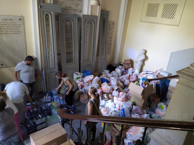 Συνεχίζεται η συγκέντρωση αλληλεγγύης στα γραφεία του ΠΑΜΕ