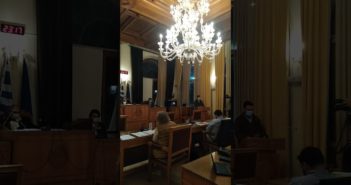 Παρέμβαση του Δ. Βουρλιώτη, πρόεδρου Συνδικάτου Γάλακτος Τροφίμων και Ποτών στην κινητοποίηση συνδικάτων Ν. Ηρακλείου στο Δημοτικό Συμβούλιο