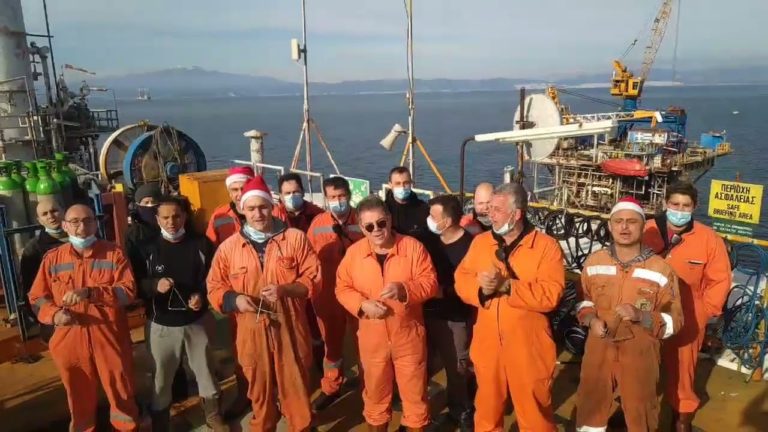 ΠΕΤΡΕΛΑΙΑ ΚΑΒΑΛΑΣ: Εργατικά Κάλαντα από την εξέδρα ΔΕΛΤΑ(VIDEO)