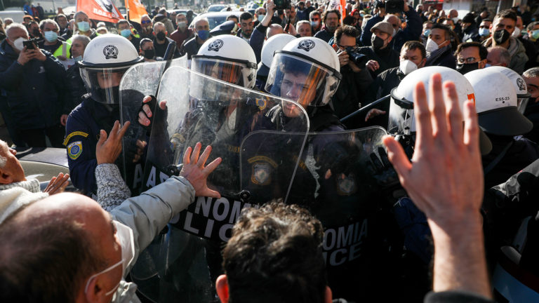 Για το σημερινό χτύπημα των ΜΑΤ σε εργαζόμενους των ΟΤΑ και καθαρίστριες(VIDEO)