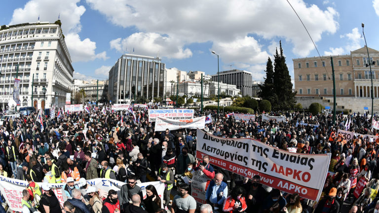 Μεγάλο συλλαλητήριο βούλιαξε το Σύνταγμα(ΦΩΤΟ-ΒΙΝΤΕΟ)