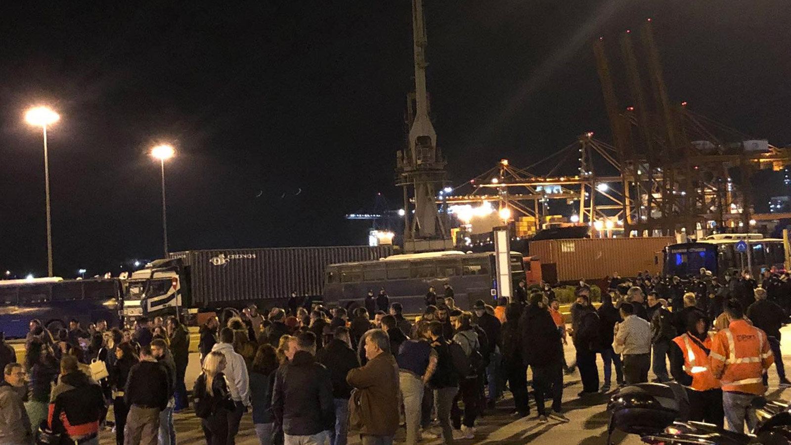 COSCO - Συνεχίζεται η Απεργία των εργαζομένων - Ζωσμένο το λιμάνι από δυνάμεις  καταστολής(ΦΩΤΟ-VIDEO)