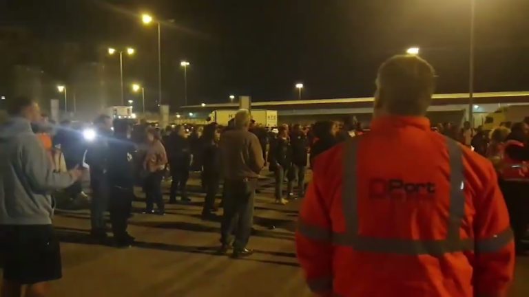 COSCO – Η Απεργία συνεχίζεται – Δυνάμεις καταστολής έχουν ζώσει το λιμάνι ΦΩΤΟ-VIDEO