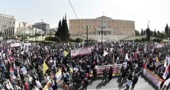 Ομιλία του Παπαγεργίου Βασίλη, Αντιπρόεδρος του Σωματείου Αθηναϊκής Ζυθοποιίας Αθήνας στην απεργιακή συγκέντρωση