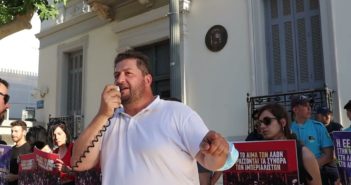 Παρέμβαση του Αλέκου Περάκη, μέλος της ΕΓ του ΠΑΜΕ στην κινητοποίηση στην πρεσβεία της Ισπανίας στην Αθήνα