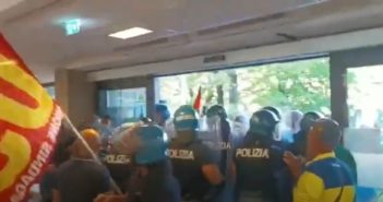 Το ΠΑΜΕ καταγγέλλει την επίθεση της Ιταλικής αστυνομίας εναντίον απεργών(VIDEO)