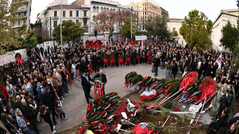 Κατάθεση στεφανιών από το ΠΑΜΕ στο Πολυτεχνείο(ΦΩΤΟ-VIDEO)