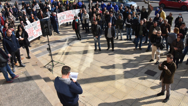 Κινητοποίηση στο ΥΠΕΝ δασεργατών και ρετσινάδων της πυρόπληκτης Βόρειας Εύβοιας(ΦΩΤΟ-BINTEO)