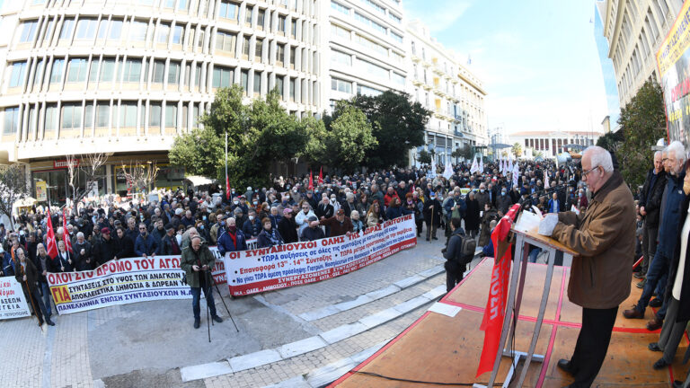 ΤΩΡΑ – Μεγάλη συγκέντρωση συνταξιούχων στα Προπύλαια(ΒΙΝΤΕΟ-ΦΩΤΟ)