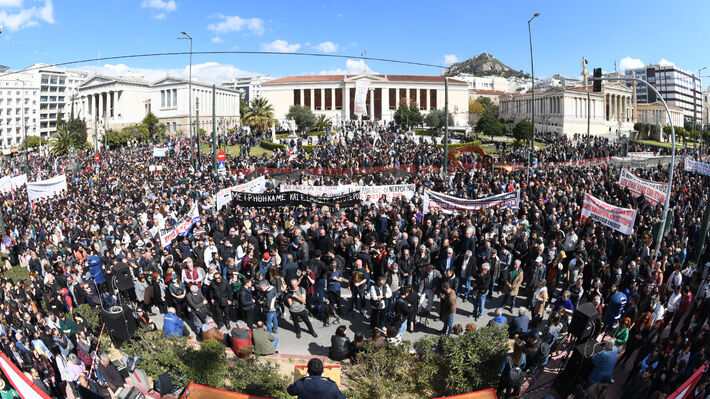 Enorme manifestación de huelga en toda la Grecia para el choque de los trenes