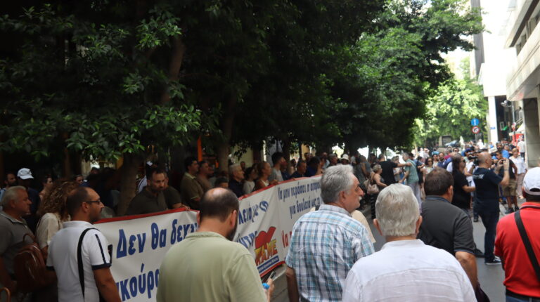 Παράσταση διαμαρτυρίας στο υπ.Οικονομικών για να μην περάσει η απαράδεκτη μεθόδευση για δουλειά ως τα 74 χρόνια(ΒΙΝΤΕΟ-ΦΩΤΟ)