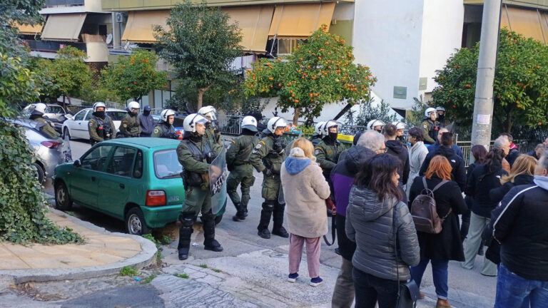 Άγρια καταστολή από τις δυνάμεις των ΜΑΤ – Όλοι σήμερα στις 6.30 μμ στη συγκέντρωση συνδικάτων και μαζικών φορέων έξω από το σπίτι της Ι. Κολοβού (Οδός Αβύδου 146- Ζωγράφου)