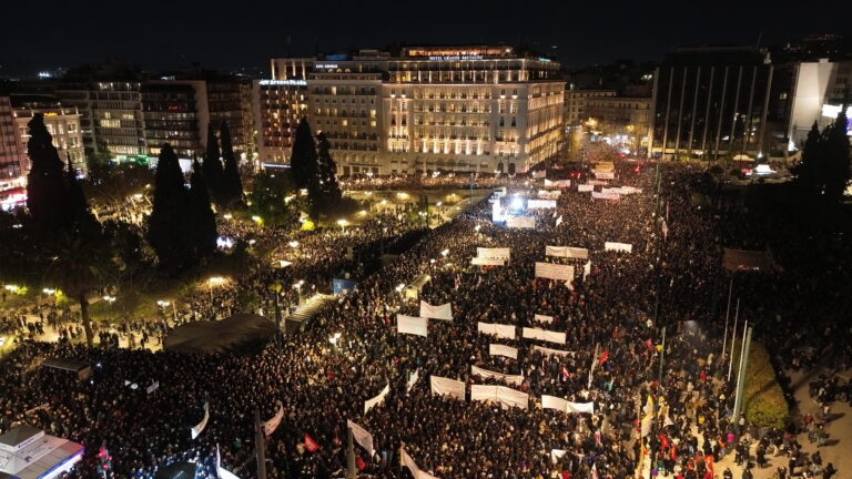 Η Οργή ξαναέπνιξε το Σύνταγμα – Τα κέρδη τους ή οι ζωές μας(drone – ΦΩΤΟ)