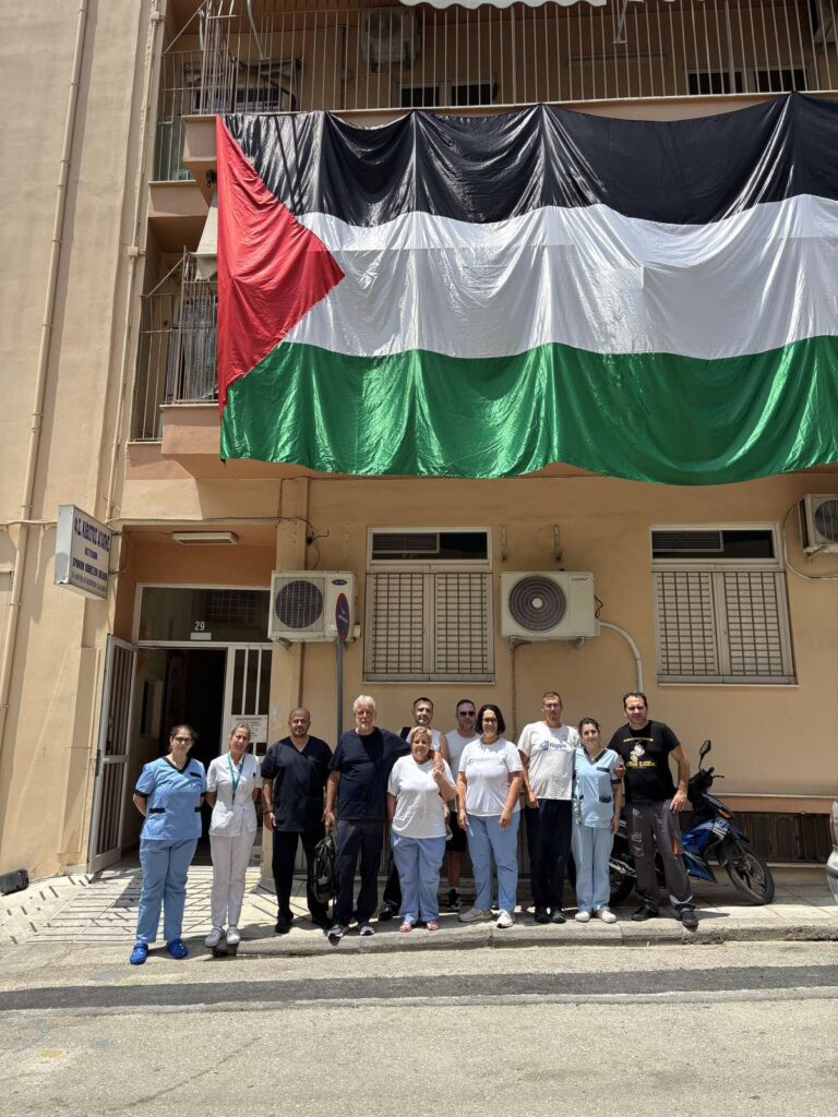 Ανάρτηση της σημαίας της Παλαιστίνης από τους εργαζόμενους του ιδρύματος ΚΙΒΩΤΟΣ ΑΓΑΠΗΣ