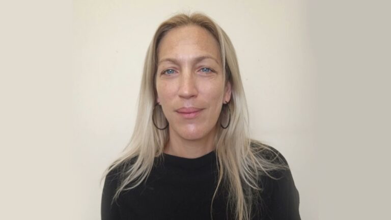 Παρέμβαση της Ντίνας Γκογκάκη στο Πρώτο Πρόγραμμα, προέδρου της ΟΙΥΕ και μέλος της Γραμματείας του ΠΑΜΕ, για την απεργία 1η Οκτώβρη